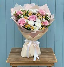 Букет цветов из:  Гвоздики, Орхидеи и Розы #REPLACE_PRED# Строителе Белгородской области