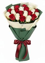 Букет Микс из красных и белых роз в Строителе Белгородской области