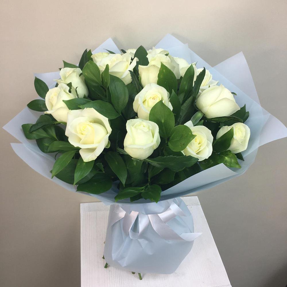 Букет 15 Белых роз Проуд в Строителе Белгородской области