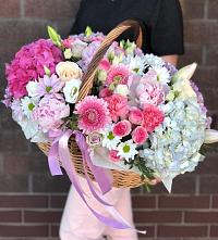 Цветочная композиция из Розы, Хризантемы, Пионы и Лизиантусы в корзине в Строителе Белгородской области