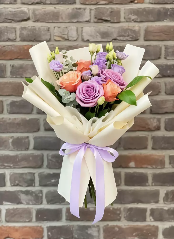 Букет цветов из: Лизиантусы и Розы в Строителе Белгородской области