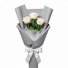 Букет 3 белые розы в Строителе Белгородской области