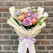 Букет цветов из:  Лизиантусы и Розы в Строителе Белгородской области