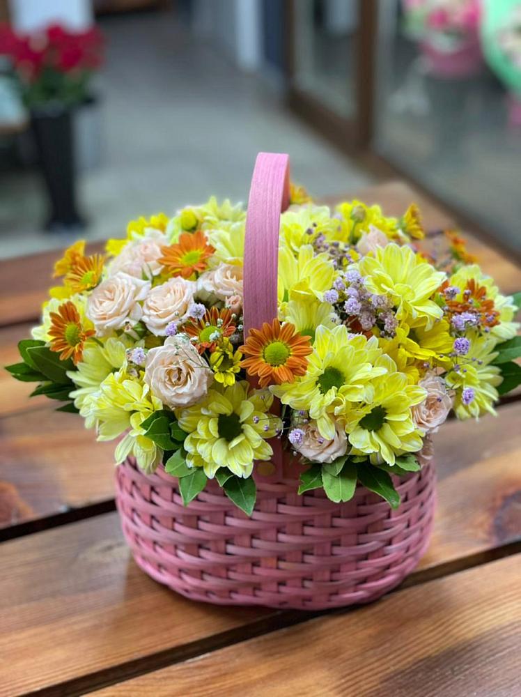 Цветочная композиция из Хризантемы и Розы в корзине в Строителе Белгородской области