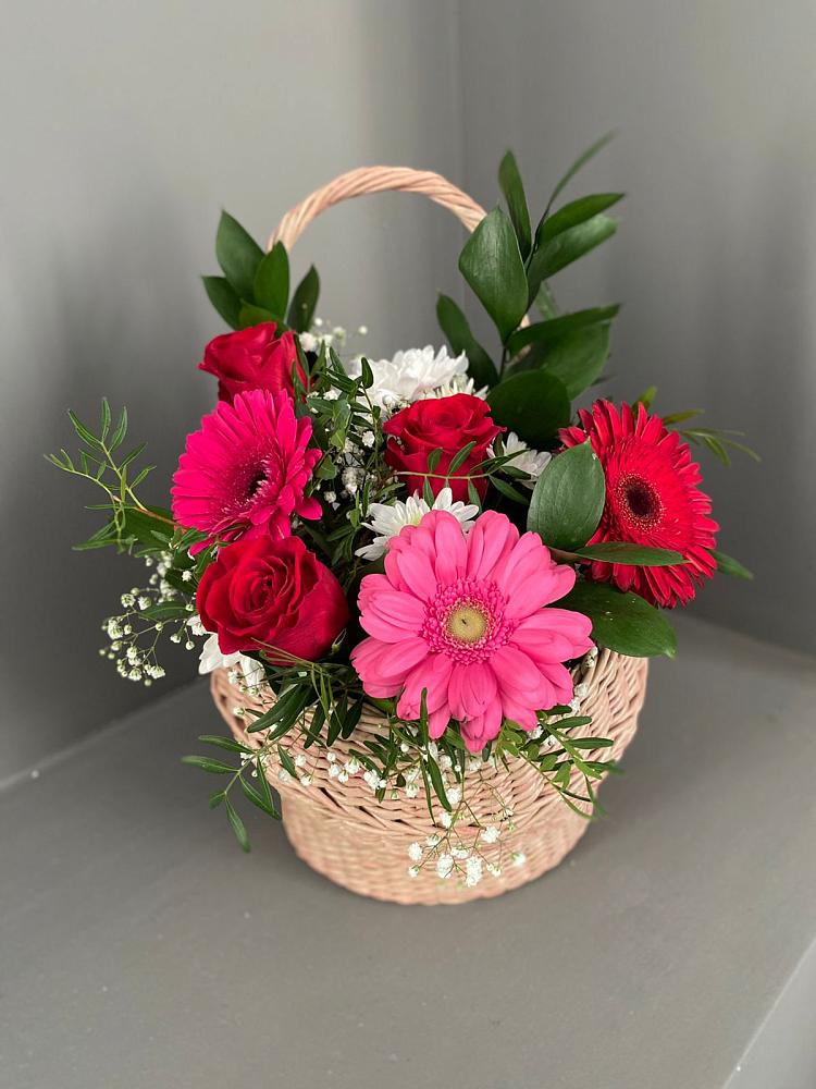 Цветочная композиция из Розы, Хризантемы и Герберы в корзине в Строителе Белгородской области