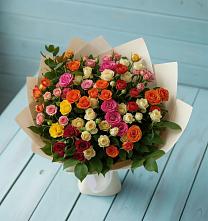 Букет Микс из разноцветных кустовых роз в Строителе Белгородской области