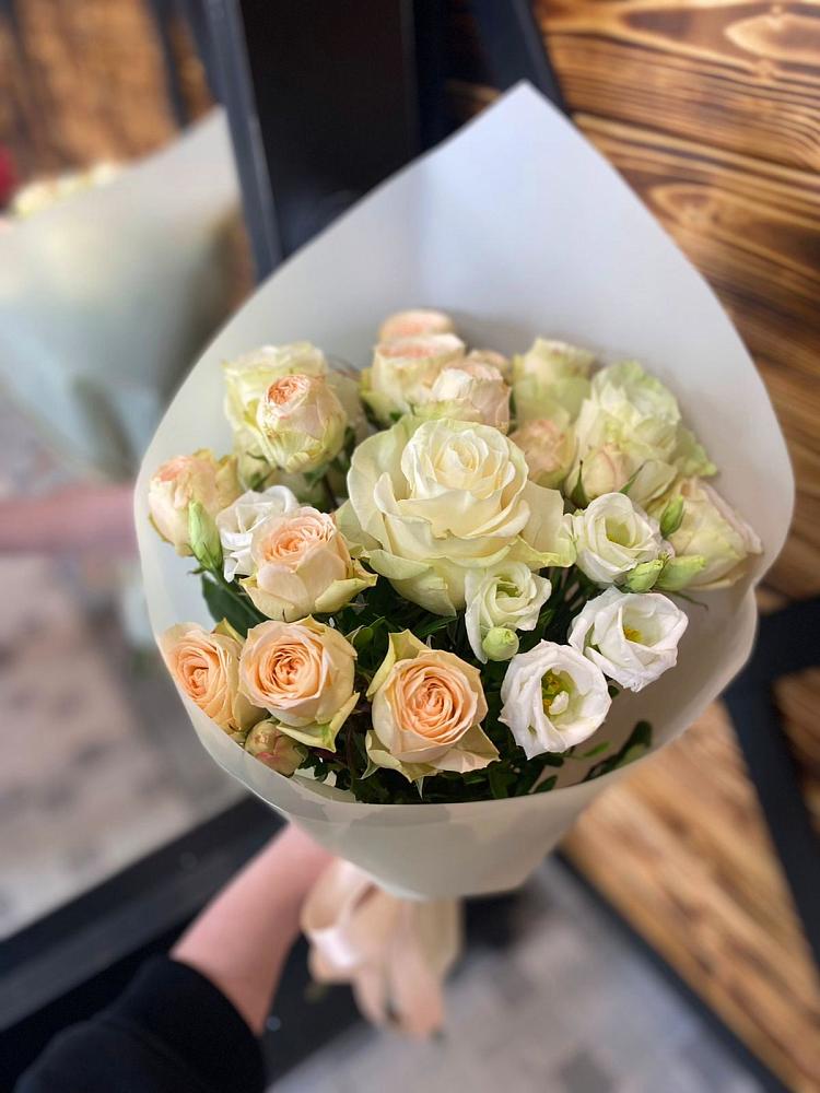 Букет цветов из: Розы и Лизиантусы в Строителе Белгородской области